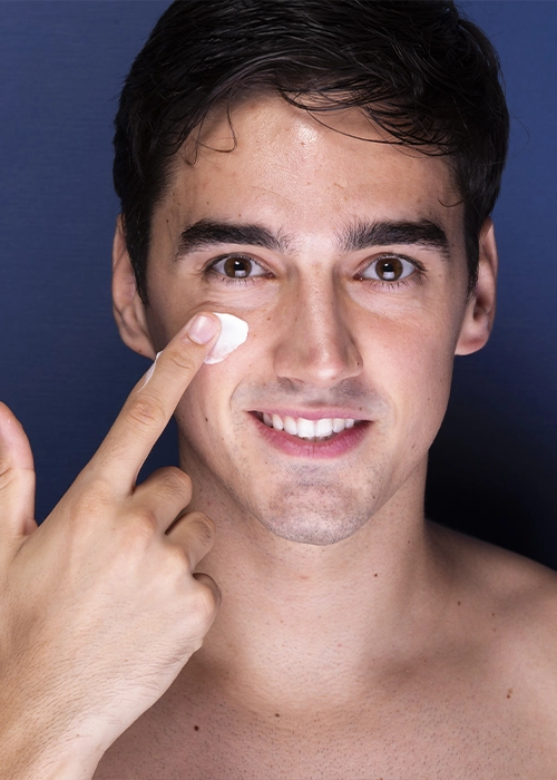 Aplicación de crema color piel en el rostro